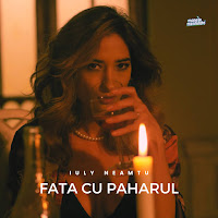 Fata Cu Paharul